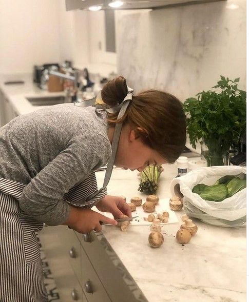 Antonia Macri aprende a cortar champignones con Juliana Awada.