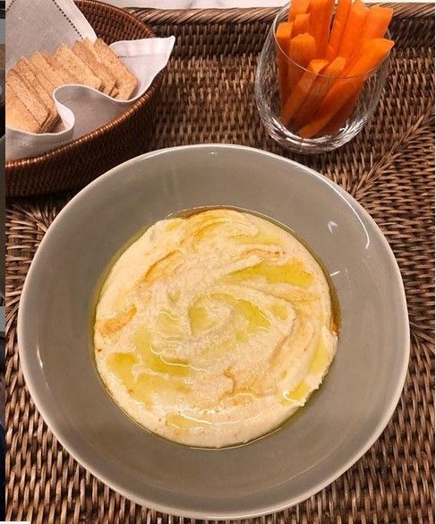 "La pasta -árabe- imprescindible: el hummus". Según la receta de Juliana Awada:" Hay que dejar los garbanzos en remojo toda una noche. Al otro día hervirlos, colarlos y pelarlos. Se guarda para después el agua donde hirvieron. Poner en un bowl los garbanzos, el jugo de un limón, sal y pimienta y una cucharada grande de pasta de sésamo (tahine). Procesarlo y agregar un poco del agua donde hirvieron los garbanzos hasta que quede blandito. Servir con un poco de aceite de oliva y pimentón y listo