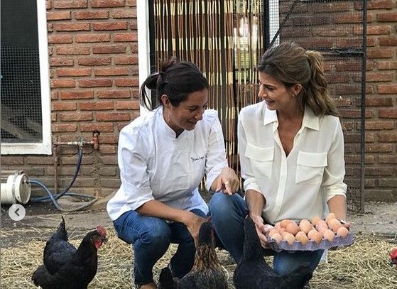 En busca de los mejores huevos de granja: Juliana Awada y la cocinera Juliana López May en plena tarea de selección de huevos en la granja de Olivos.    