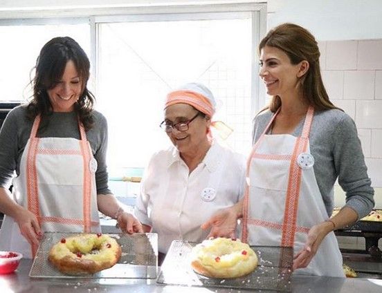 Cuando la rosca no sólo es política. Juliana Awada en una recorrida con Carolina Stanley pre las PASO en la Pascua de 2019. 