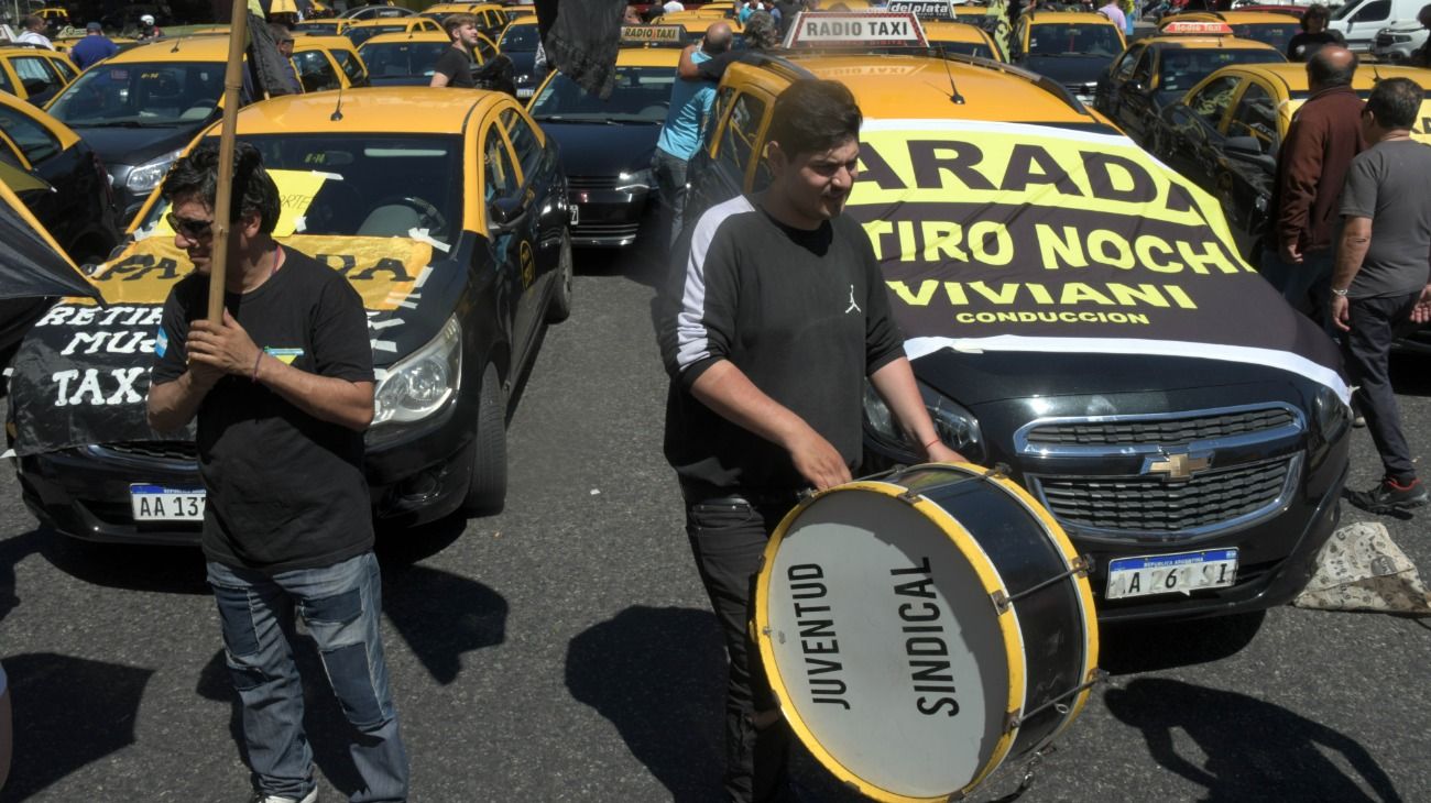 La Asociación Taxistas de Capital y el Sindicato de Peones de Taxi realizan este jueves 31 de octubre protestas simultáneas en diversos puntos del centro porteño.