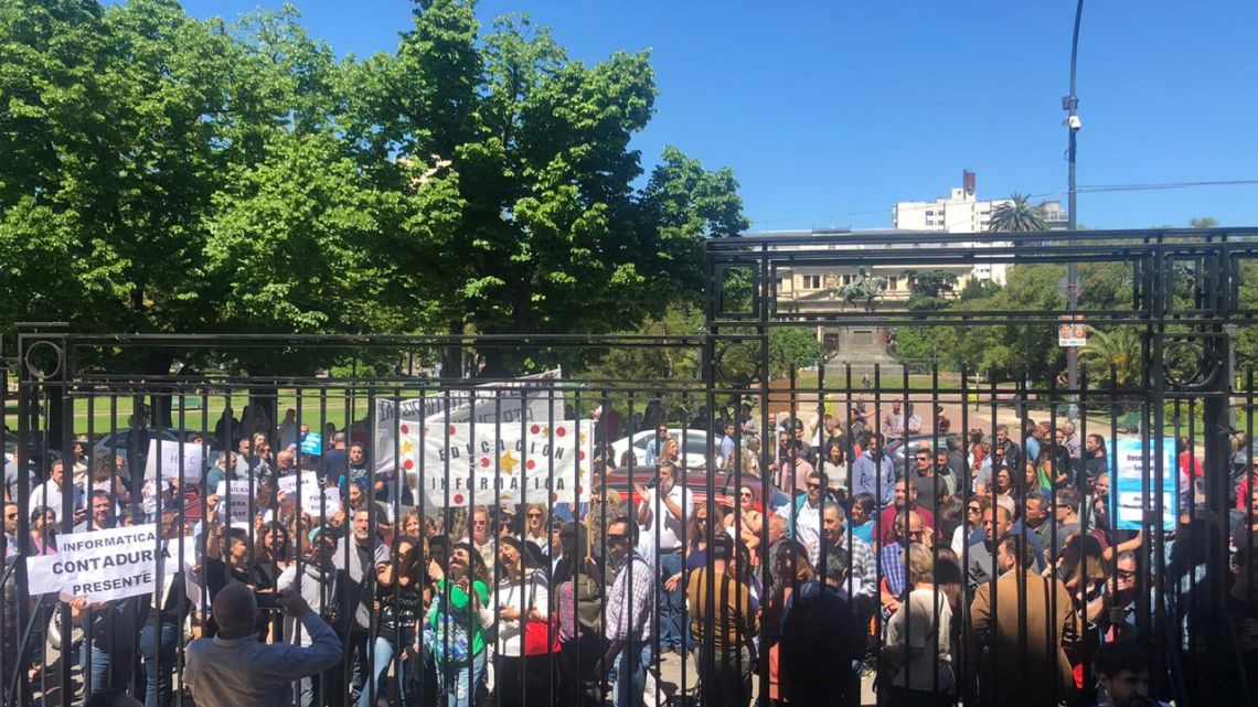 Protesta. En La Plata, durante la reunión de transición entre Kicillof y Vidal. | Foto:Cedoc.