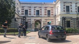 Kicimóvil entrando a Casa de Gobierno bonaerense