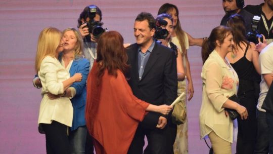 Cristina Kirchen en el saludo a Sergio Massa en el búnker del Frente de Todos.