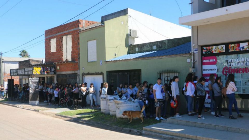 300 personas aguardan para presentarse para dos puestos de trabajo disponibles en una mercería