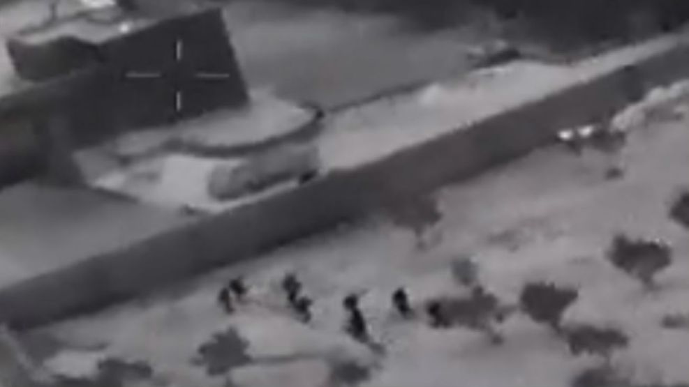 Difundieron imágenes granuladas en blanco y negro de los soldados de las fuerzas especiales estadounidenses cuando se acercan al escondite del líder del EI.