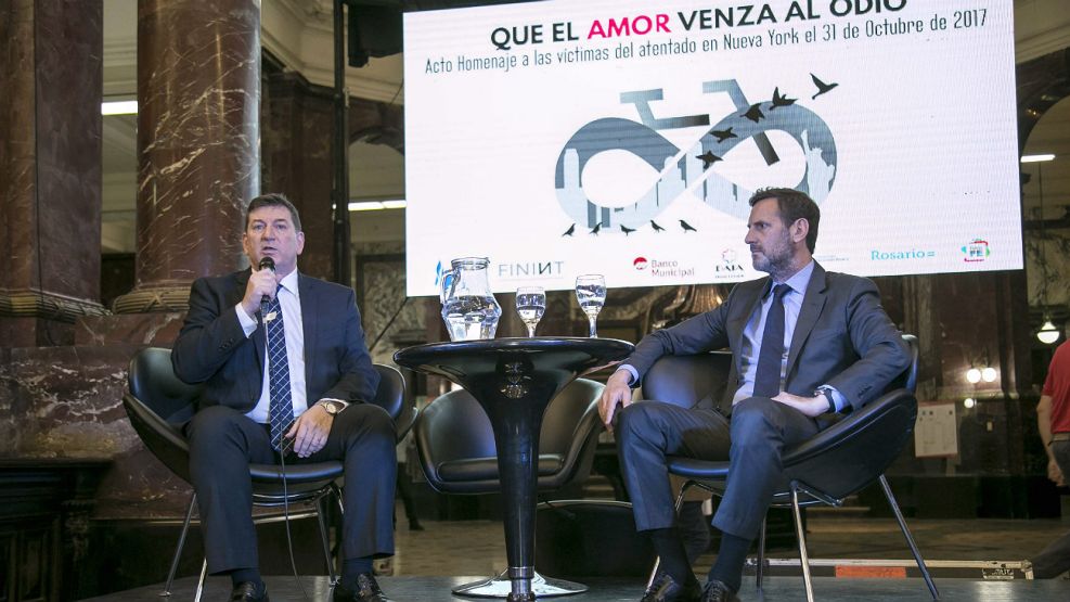 El Dr. Ariel Gelblung, representante del Centro Wiesenthal para América Latina, y el Dr. Juan Félix Marteau, Presidente de FININT, en el acto en Rosario.