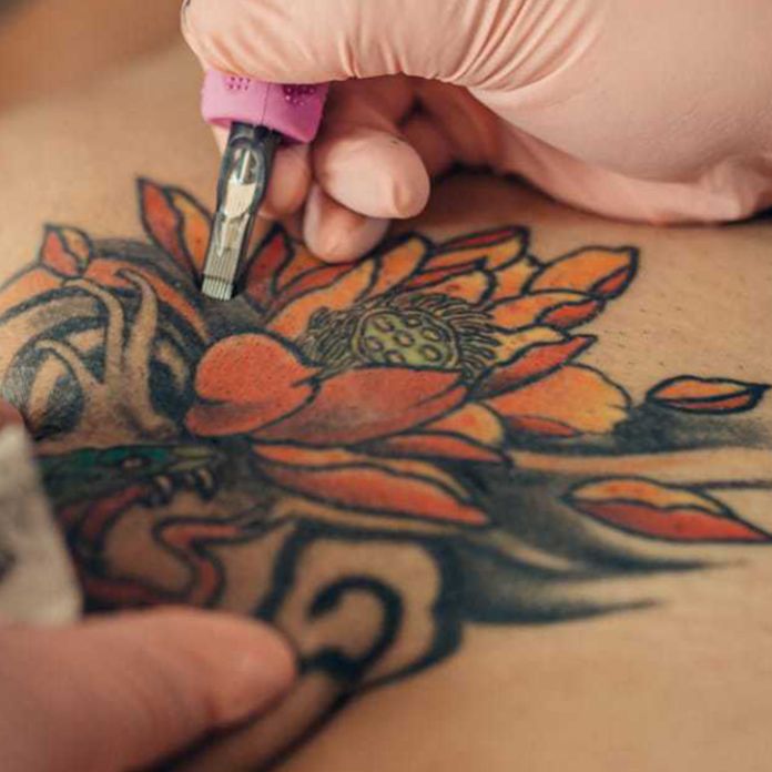 Hombre El Impresionante Tatuaje Que Se Hizo Un Hombre En El Pene