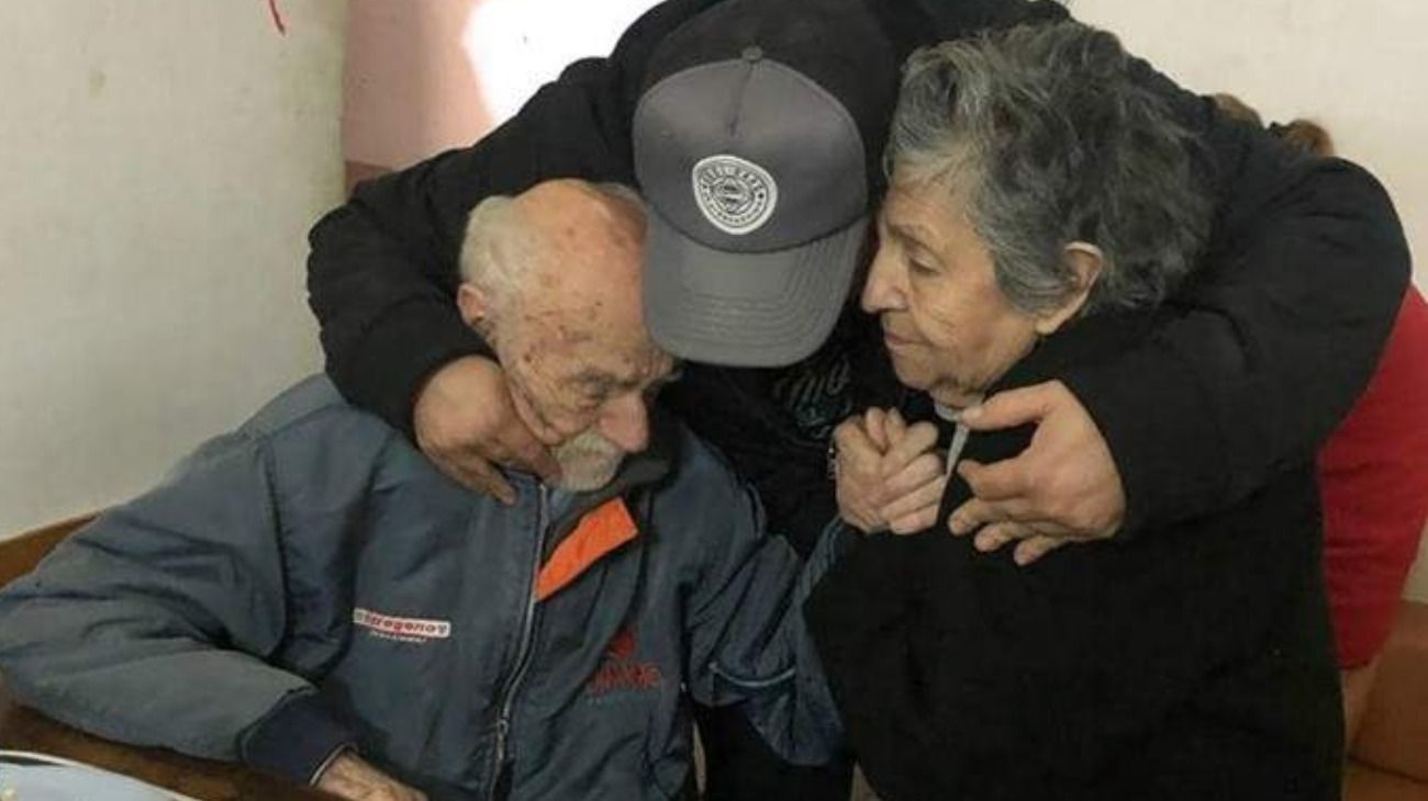 Hugo e Hilda junto a Juan Pablo Rodríguez, de la Fundación Un Tatuaje por una sonrisa. El hombre, conmovido por la historia de los abuelos, había ido hasta el hogar a visitarlos. 