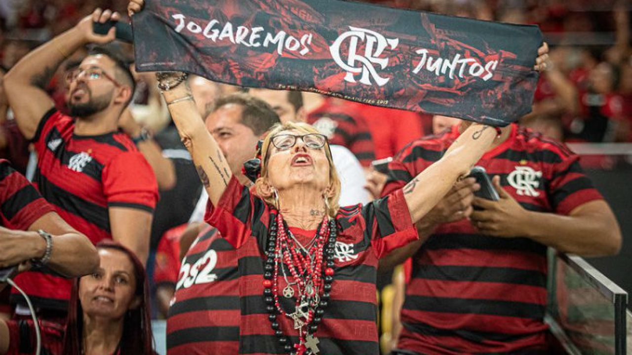 Hinchas de boca 2024 con camiseta de flamengo