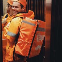 Gastón Soffritti se disfrazó de "delivery boy" y le llovieron las críticas