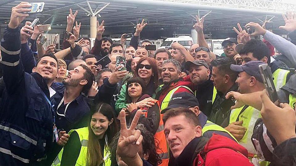 20190211_cristina_cfk_aeropuerto_selfie_twitter_g.jpg