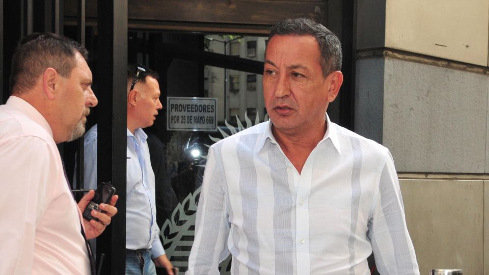 El sindicalista Omar Maturano se retira de una reunión en el ministerio de Trabajo.