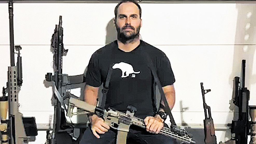 20190211_hijo_bolsonaro_armas_twitter_g.jpg