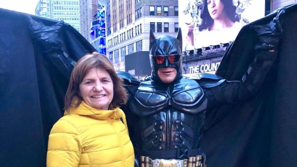 La ministra de Seguridad, Patricia Bullrich, y su encuentro con Batman en Nueva York.