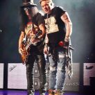 VIDEO |La durísima caída de Axl Rose en pleno show de los Guns 'n Roses