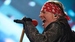 VIDEO | La durísima caída de Axl Rose en pleno show de los Guns 'n Roses