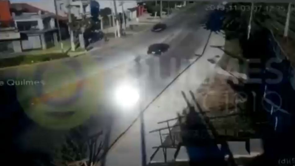 El auto perdió el control y se estampó contra una palmera.
