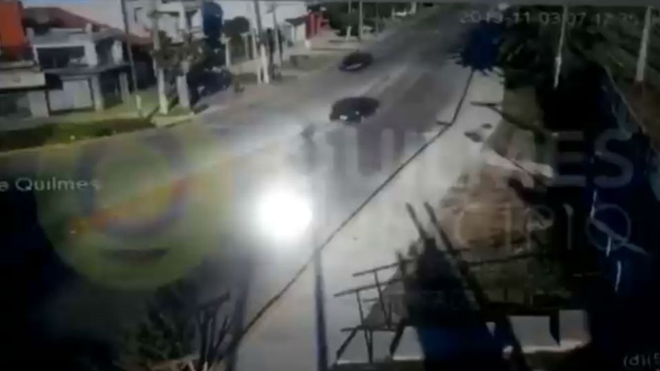 El auto perdió el control y se estampó contra una palmera.