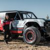 Shelby Hall, nieta del ganador de la Baja 1000 de 1969, junto al Ford Bronco R.