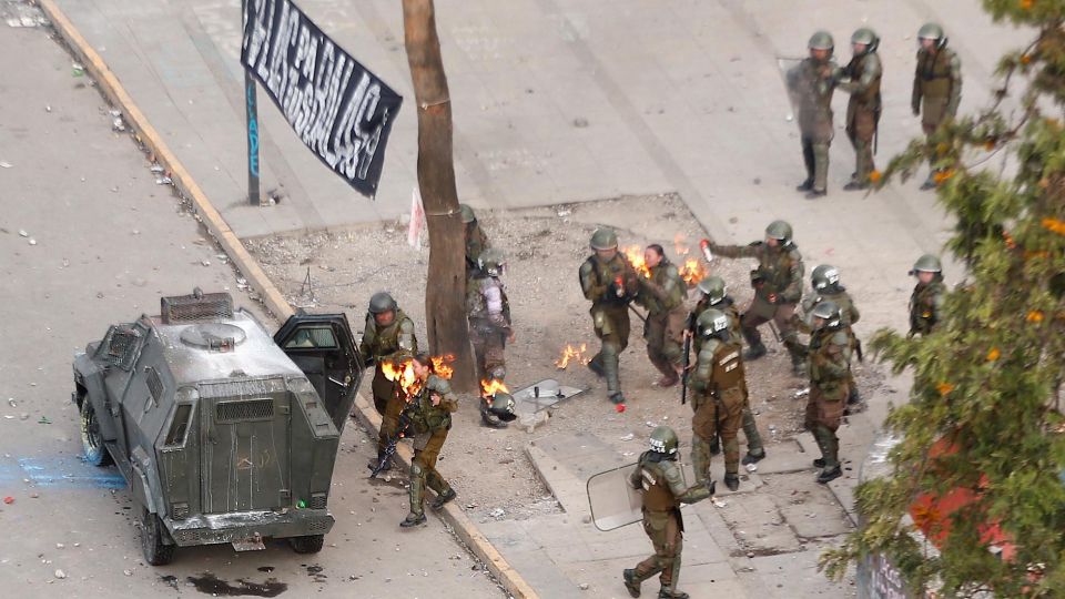 Manifestantes arrojan con gran pericia bombas molotov a la policía.