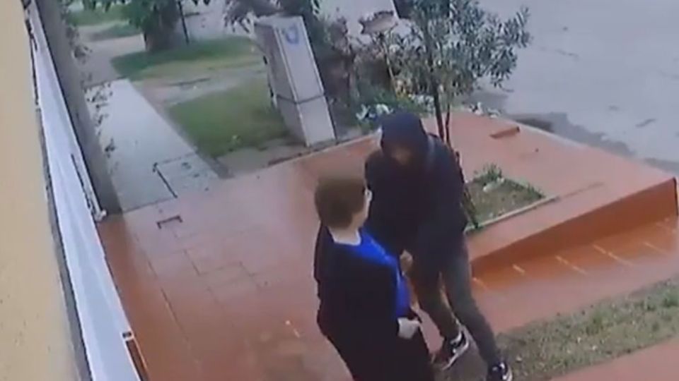 El joven de 17 años asaltó a una mujer en la calle a plena luz del día.
