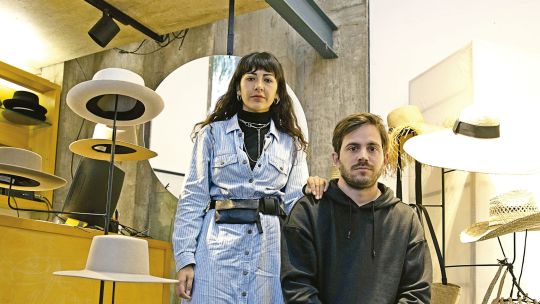 La marca de accesorios sustentable con raíces bolivianas que triunfa en Europa