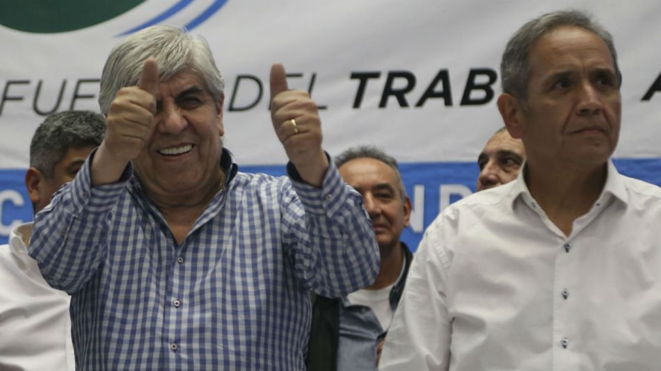 Los dirigentes sindicales Hugo Moyano (Camioneros) y Sergio Palazzo (La Bancaria).