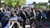 Gremios docentes convocaron a un paro nacional para mañana en repudio a la represión en Chubut.