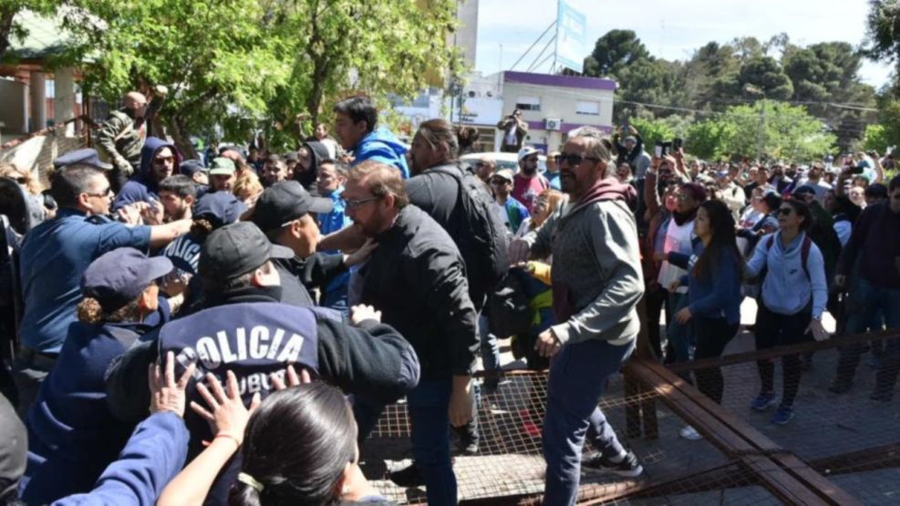 Gremios docentes convocaron a un paro nacional para mañana en repudio a la represión en Chubut.