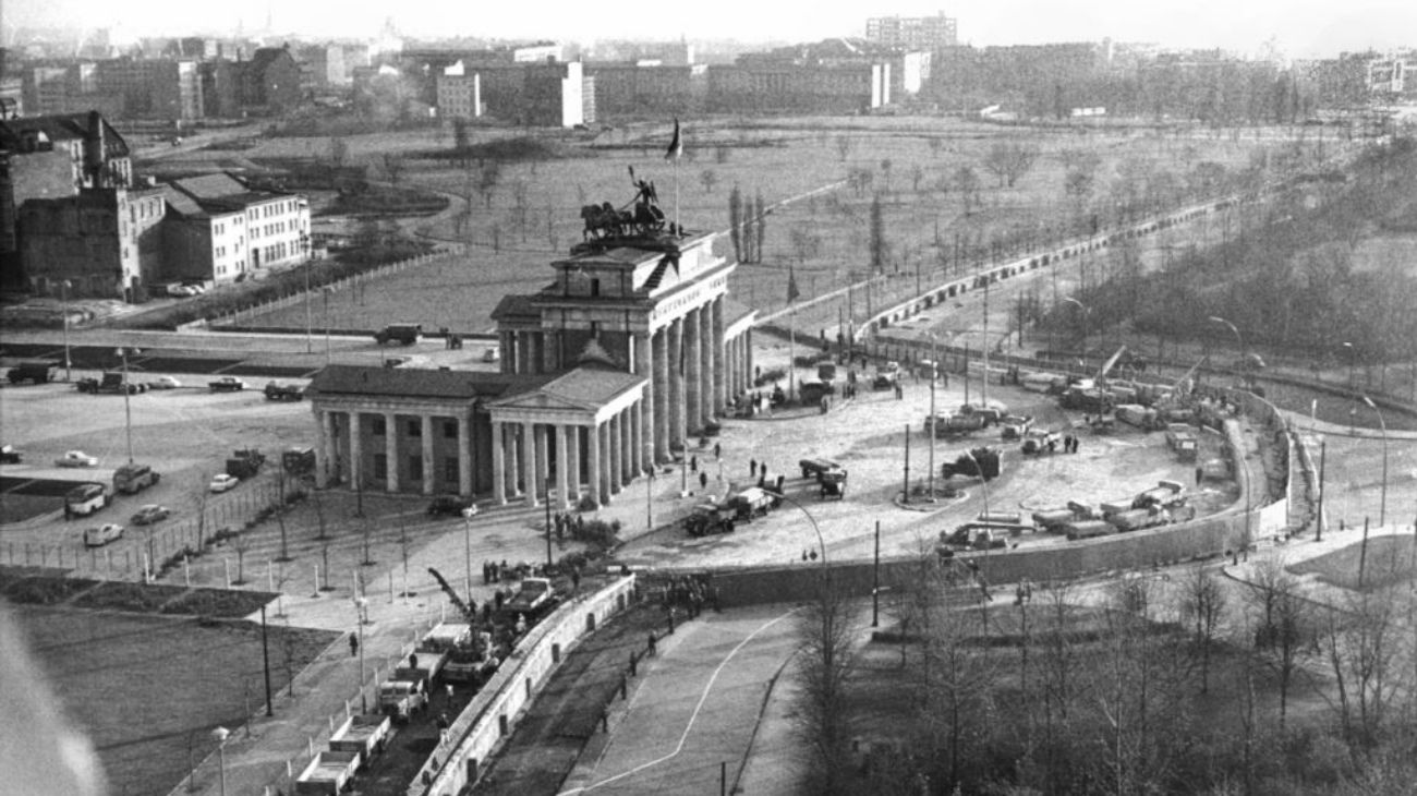 En Alemania del Este, los dirigentes comunistas decretaron en 1952 una zona de prohibición de diez metros de ancho a lo largo de la frontera con la República Federal de Alemania (RFA), con vallas de alambres de púas y puestos de vigilancia.