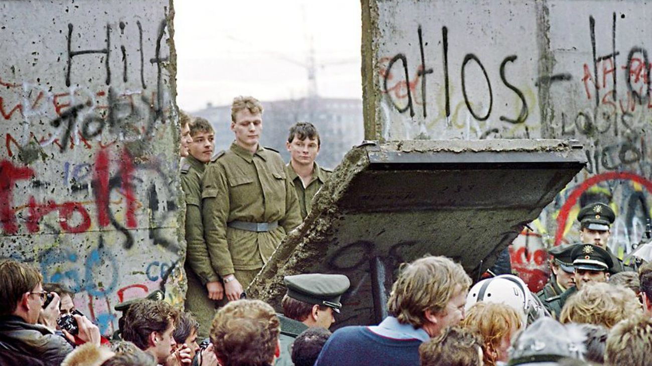 En Alemania del Este, los dirigentes comunistas decretaron en 1952 una zona de prohibición de diez metros de ancho a lo largo de la frontera con la República Federal de Alemania (RFA), con vallas de alambres de púas y puestos de vigilancia.