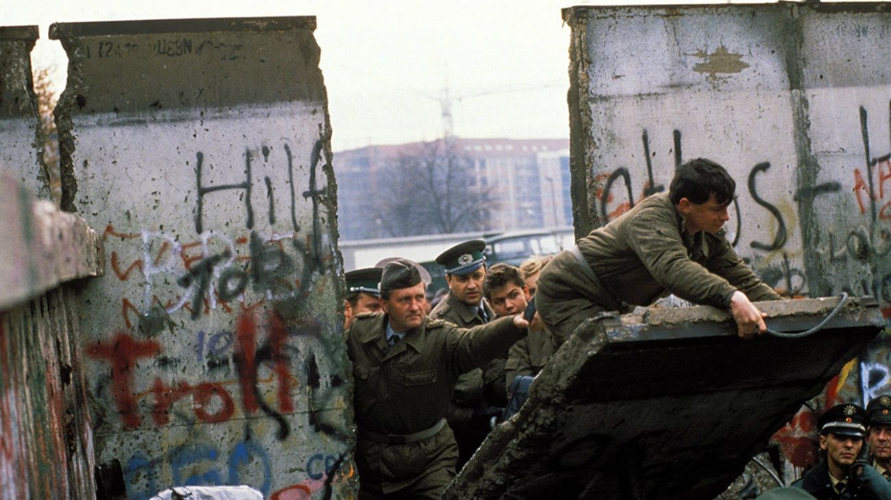 En Alemania del Este, los dirigentes comunistas decretaron en 1952 una zona de prohibición de diez metros de ancho a lo largo de la frontera con la República Federal de Alemania (RFA), con vallas de alambres de púas y puestos de vigilancia.