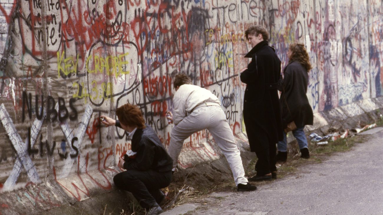 En Alemania del Este, los dirigentes comunistas decretaron en 1952 una zona de prohibición de diez metros de ancho a lo largo de la frontera con la República Federal de Alemania (RFA), con vallas de alambres de púas y puestos de vigilancia.