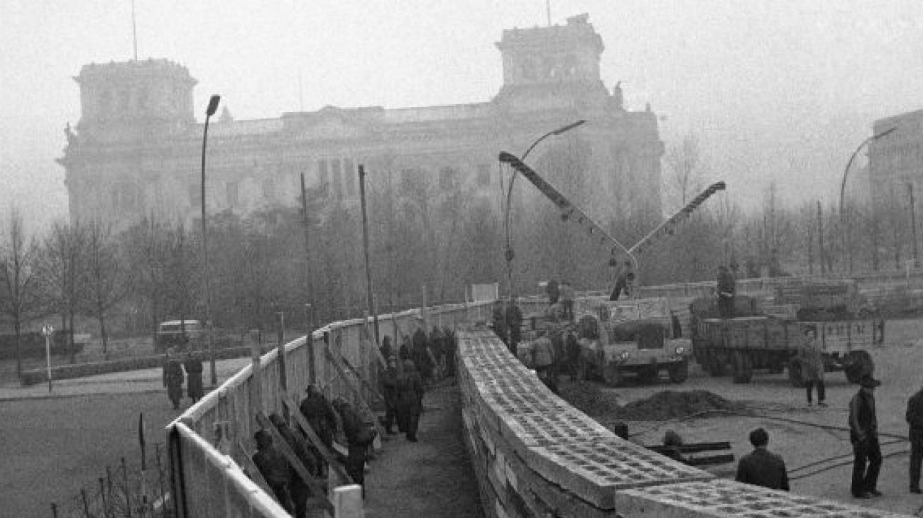 En Alemania del Este, los dirigentes comunistas decretaron en 1952 una zona de prohibición de diez metros de ancho a lo largo de la frontera con la República Federal de Alemania (RFA), con vallas de alambres de púas y puestos de vigilancia.