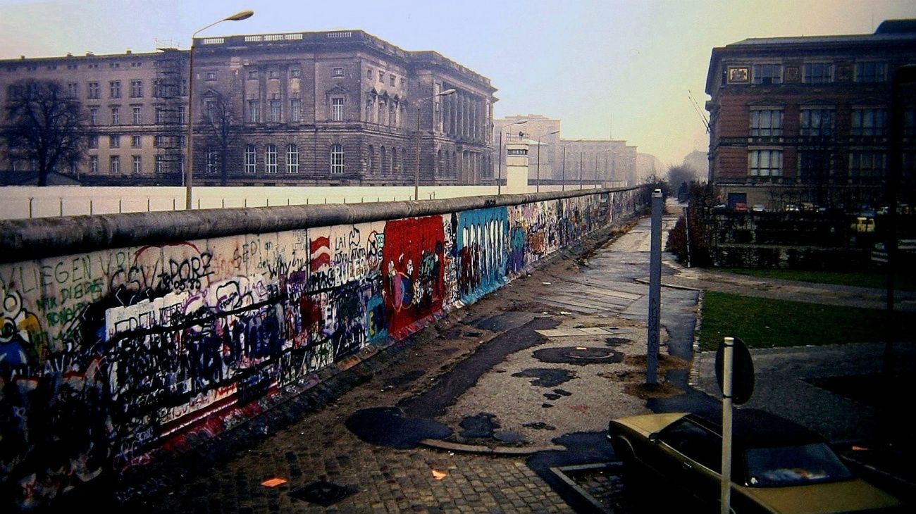 En Alemania del Este, los dirigentes comunistas decretaron en 1952 una zona de prohibición de diez metros de ancho a lo largo de la frontera con la República Federal de Alemania (RFA), con vallas de alambres de púas y puestos de vigilancia.