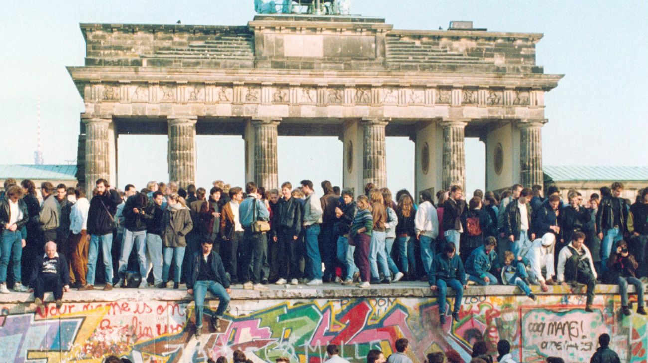 En Alemania del Este, los dirigentes comunistas decretaron en 1952 una zona de prohibición de diez metros de ancho a lo largo de la frontera con la República Federal de Alemania (RFA), con vallas de alambres de púas y puestos de vigilancia.