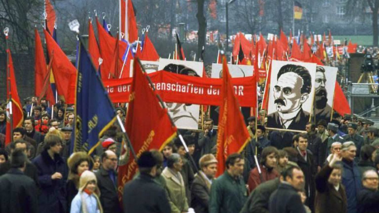 En Alemania del Este, los dirigentes comunistas decretaron en 1952 una zona de prohibición de diez metros de ancho a lo largo de la frontera con la República Federal de Alemania (RFA), con vallas de alambres de púas y puestos de vigilancia.