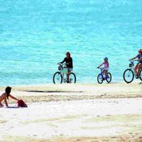 Lejos de Cubero, así fue el cumpleaños de Nicole: bici y playa con sus hijas en Punta
