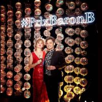 Todos los detalles de los looks vanguardistas y osados del "Gran Prix de Baron B"