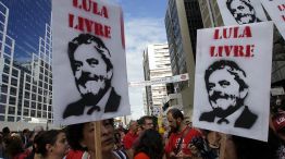 Manifestantes dan señales de apoyo a Lula.