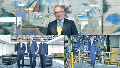 Visita. El embajador, en la redacción, con Jorge Fontevecchia, presidente y CEO de Perfil Network, y Gustavo González, presidente y CEO de Editorial Perfil. Vio el trozo del Muro y la impresora alemana.