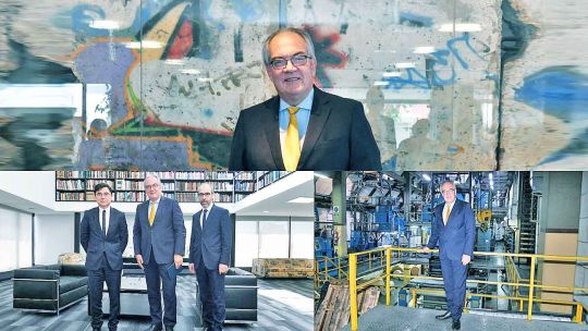 Visita. El embajador, en la redacción, con Jorge Fontevecchia, presidente y CEO de Perfil Network, y Gustavo González, presidente y CEO de Editorial Perfil. Vio el trozo del Muro y la impresora alemana.