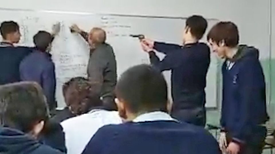 Viral. Video donde un alumno apunta con un arma al profesor.