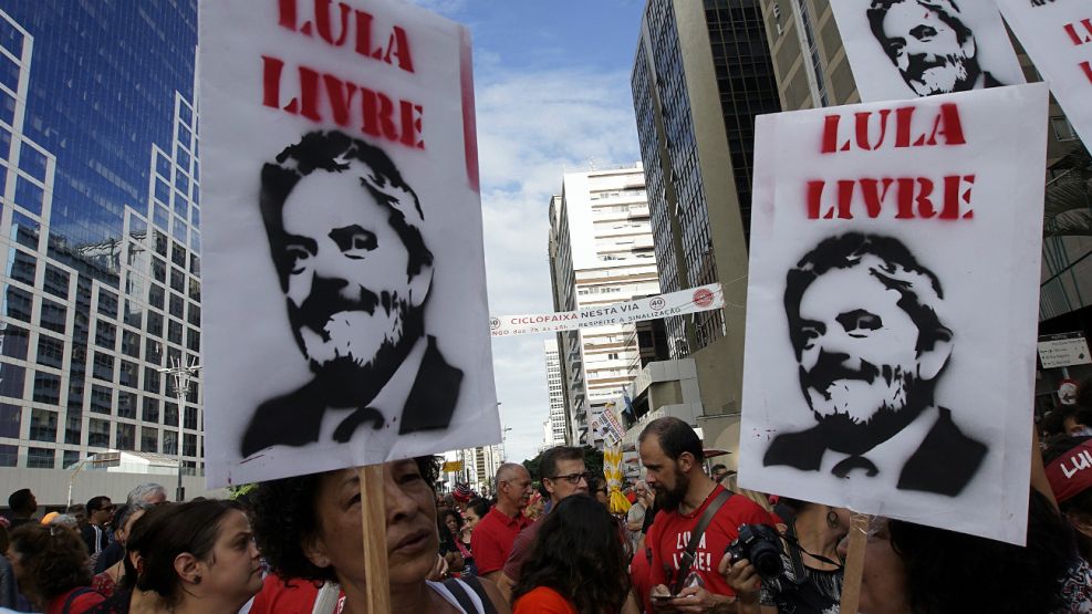 Manifestantes dan señales de apoyo a Lula.