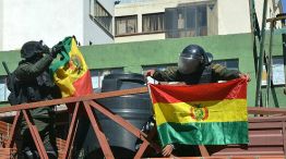 Policías bolivianos del Cuerpo de Operaciones Tácticas cuelgan banderas bolivianas al anunciar que se pliegan al reclamo contra Evo Morales.