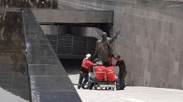 La estatua de Néstor Kirchner que sacaron de la sede de Unasur.