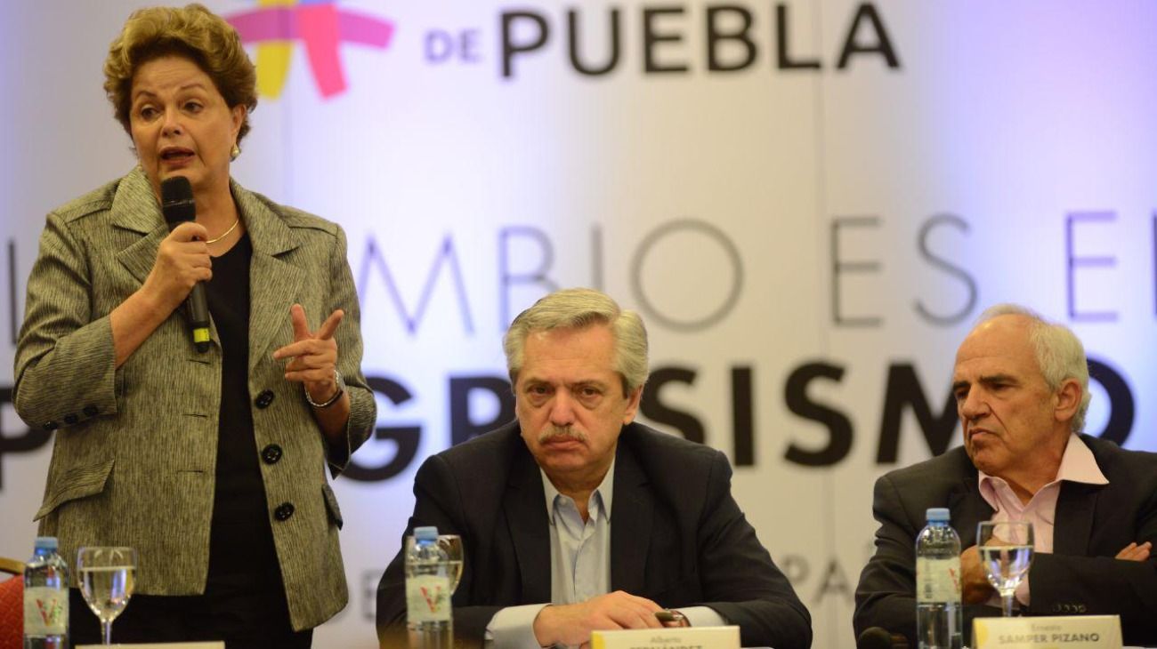 La expresidenta de Brasil, Dilma Rousseff, y el presidente electo argentino Alberto Ferández, dos de los miembros del Grupo Puebla en el encuentro realizado en Buenos Aires. 