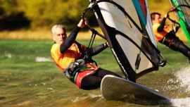 La Patagonia es un lugar ideal para la práctica del kitesurf y windsurf: el viento es parte del paisaje de maravillosos espejos de agua y exuberante vegetación.