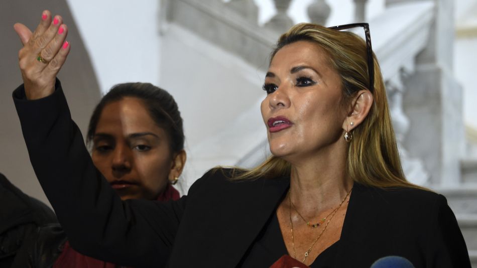 La senadora Jeanine Añez se autoproclamó presidenta de Bolivia en sesión legislativa sin quórum.